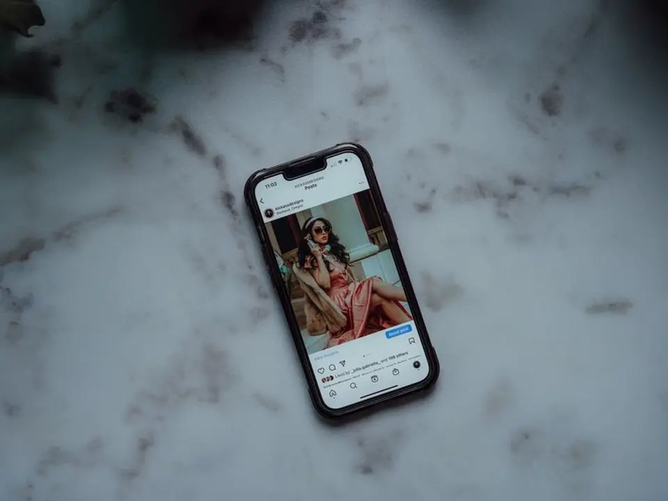 Teléfono con una app de redes sociales sobre una mesa