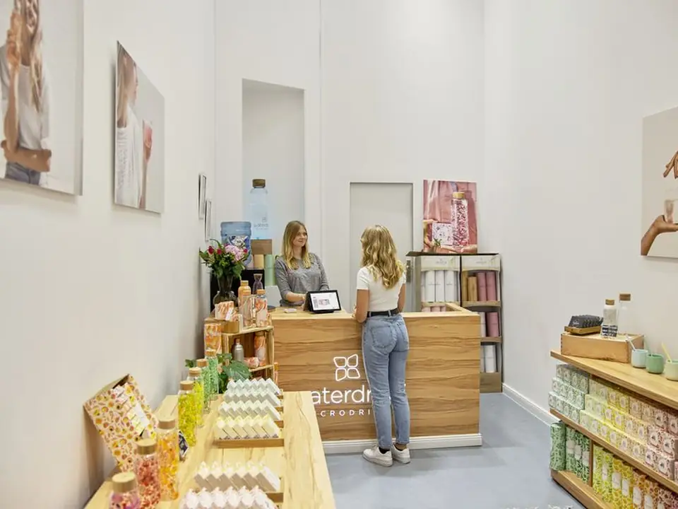Interior de una tienda pequeña con estantes de productos