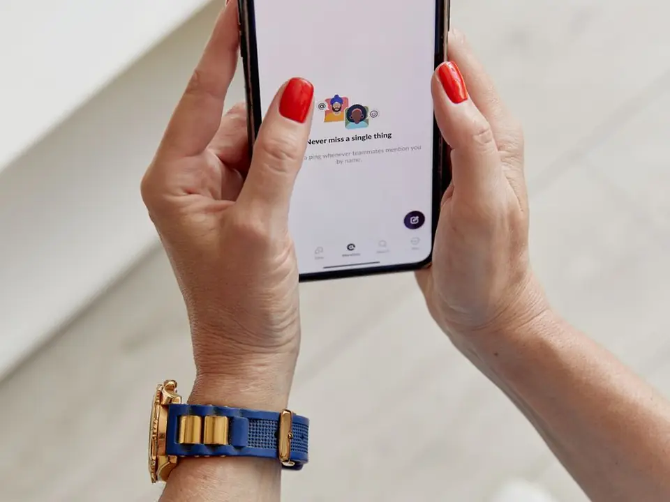 Manos de una mujer sostienen un teléfono